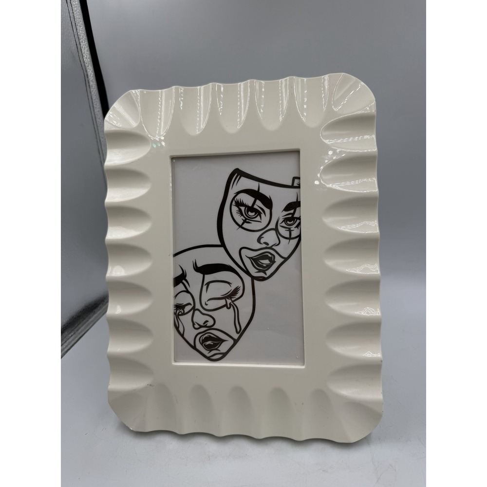 Vintage Style White Scalloped Plastic Picture Frame 8x10